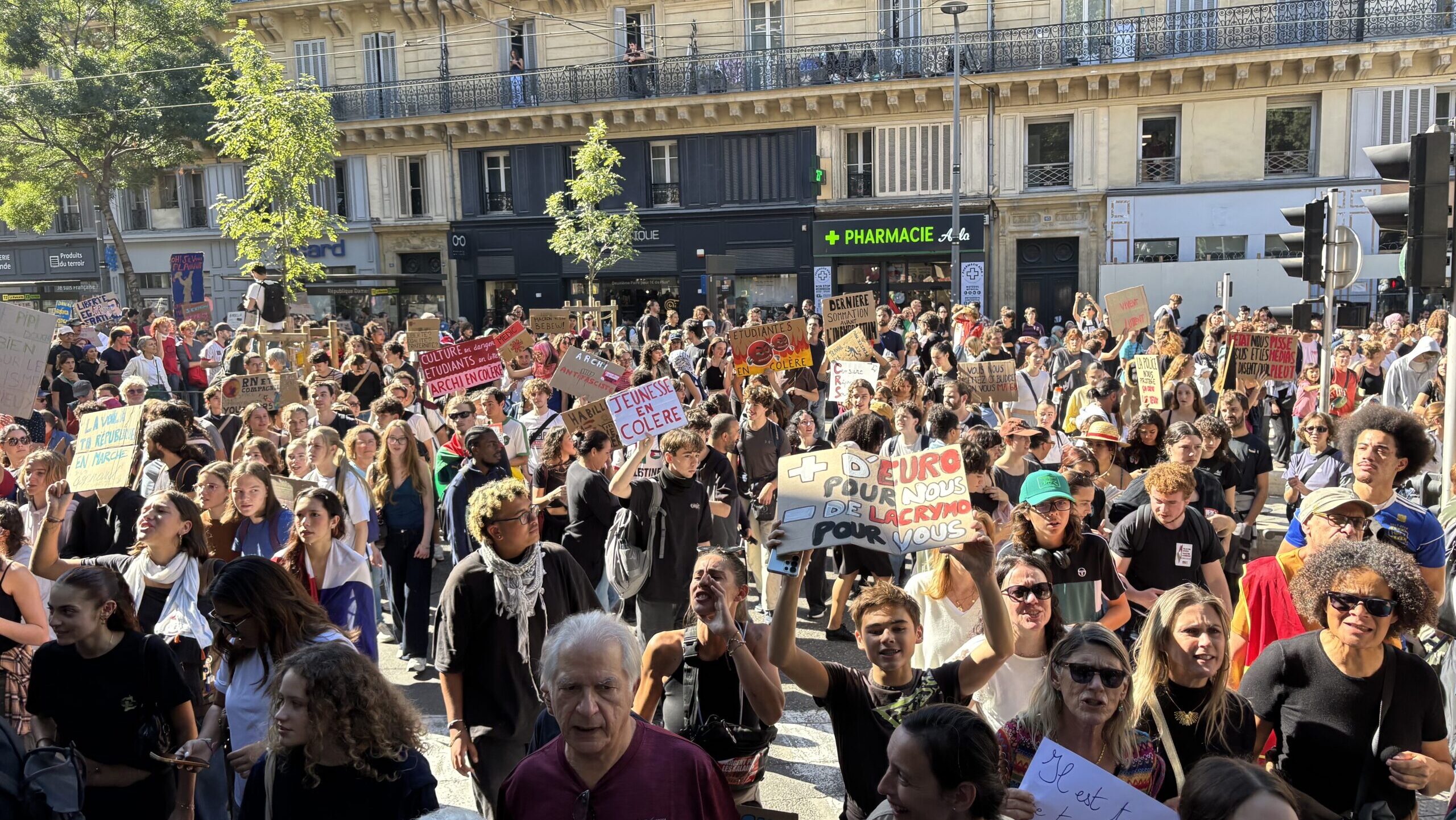 Des milliers de manifestants dans les rues de Marseille pour l'acte V du mouvement. (Photo : AK) 