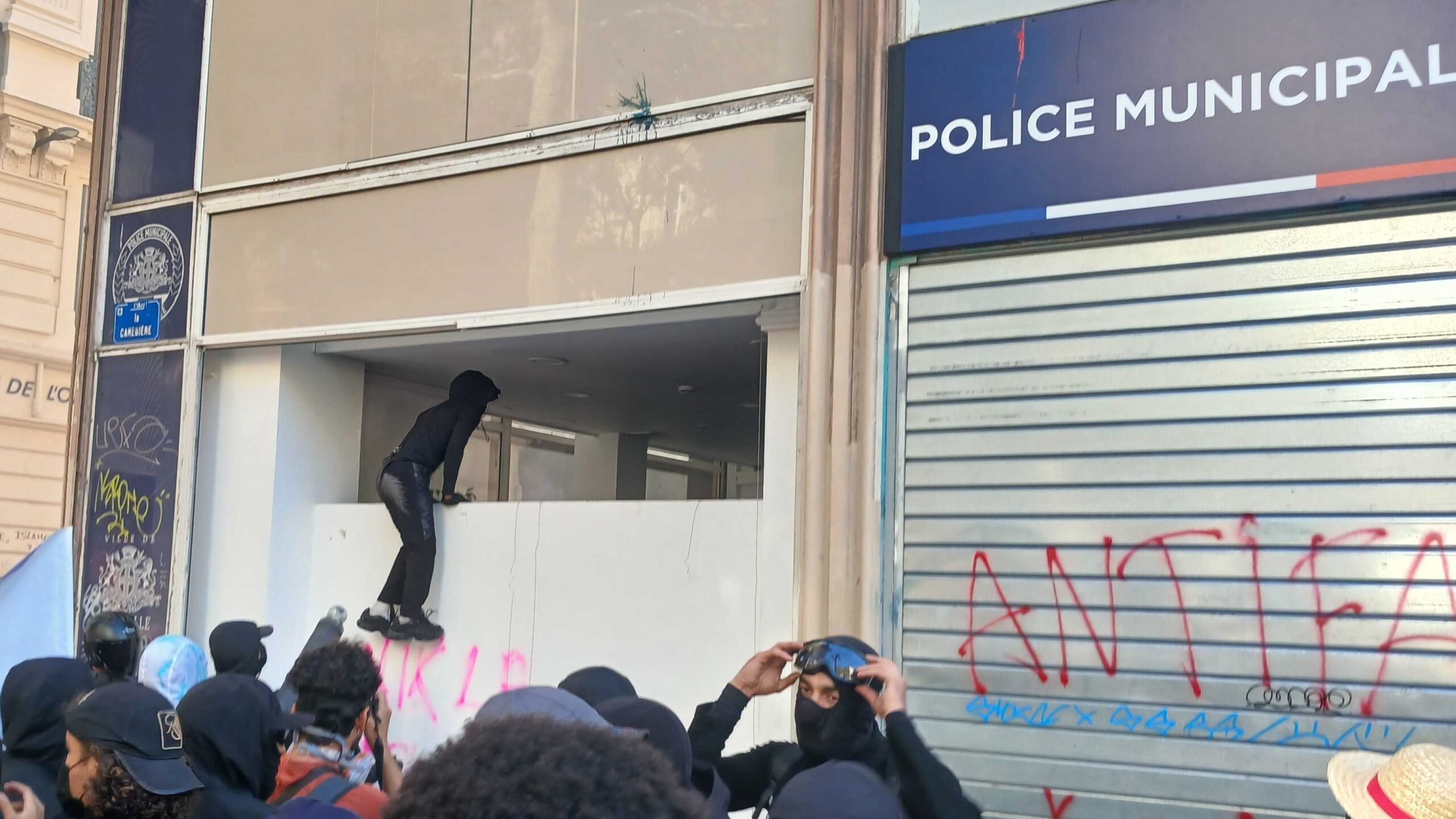 Des jeunes émeutiers pénètrent une première fois dans le poste de police municipale de la Canebière. (Photo : B.G.)