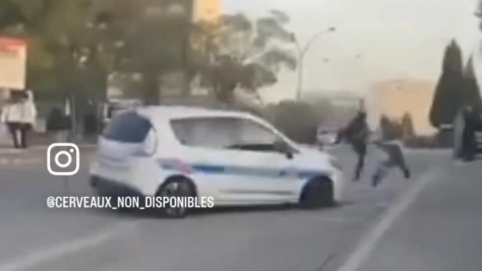 Le véhicule du chef de la police municipale de Port-de-Bouc fonce sur des lycéens de Jean-Moulin, vendredi 2 octobre. (Document Cerveaux non disponibles / Capture d'écran Marsactu)