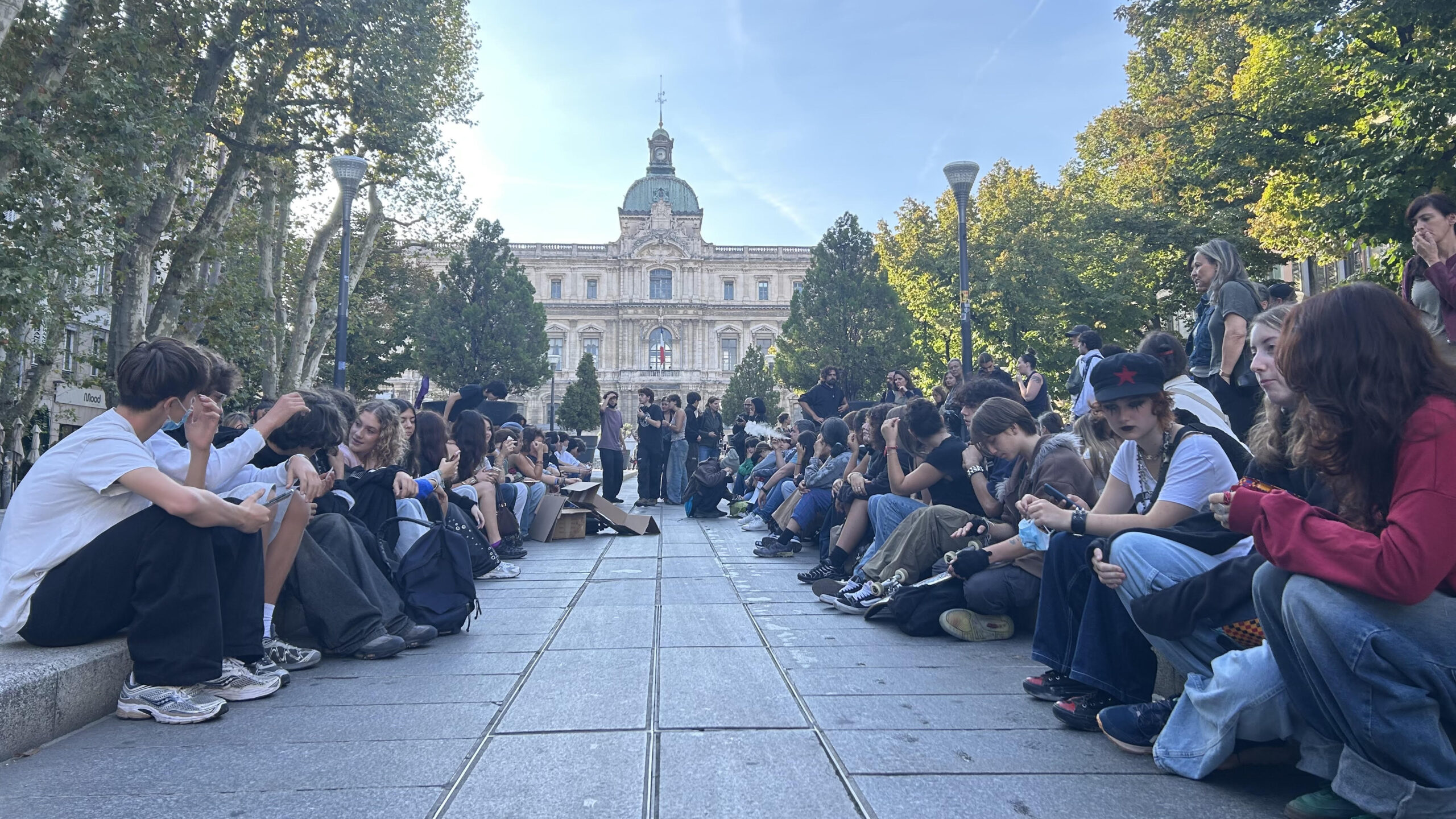 Après les blocus de la veille, les lycéens et les enseignants discutent de la suite du mouvement, le 2 octobre 2026 (Photo : M. F.)
